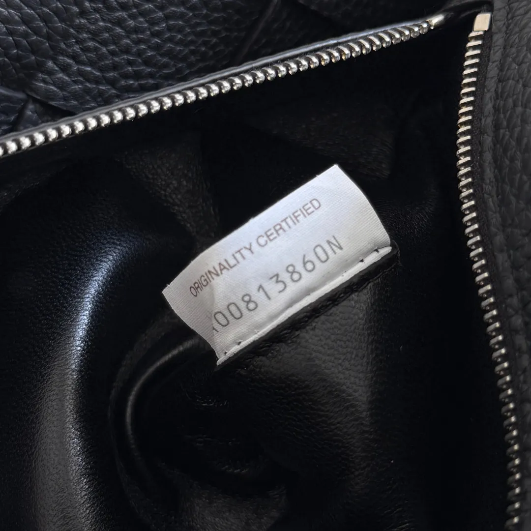Batch 2220 BOTTEGA VENETA Bottega Veneta's 2025 new product Diago large cross-body bag is newly released [Celebration] [Celebration] The combination of pragmatism and Diago craftsmanship, high-quality leather with natural texture, soft and thick to the touch, different gloss refracted under different lights, flat The shape is clean and neat, there is no big logo, but it exudes calmness and nobility from any angle. The interior capacity is enough, and two power banks can be easily accommodated. There is also a small zippered pocket, which is especially suitable for easy-to-lose items such as access control cards. It is a bag that is both beautiful and practical👜 Style number: 815796 Size: 32*21.5*5cm Color: black